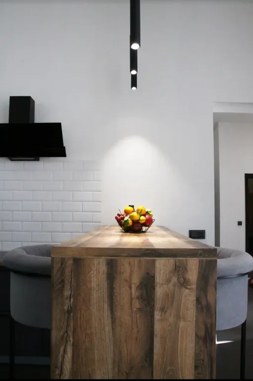 Новый дом в окружении елок с панорамными окнами и баней