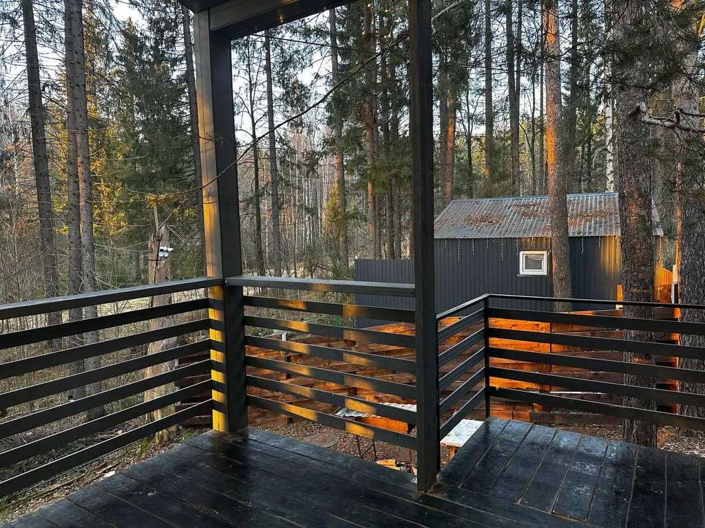 Дом в черте города в лесу