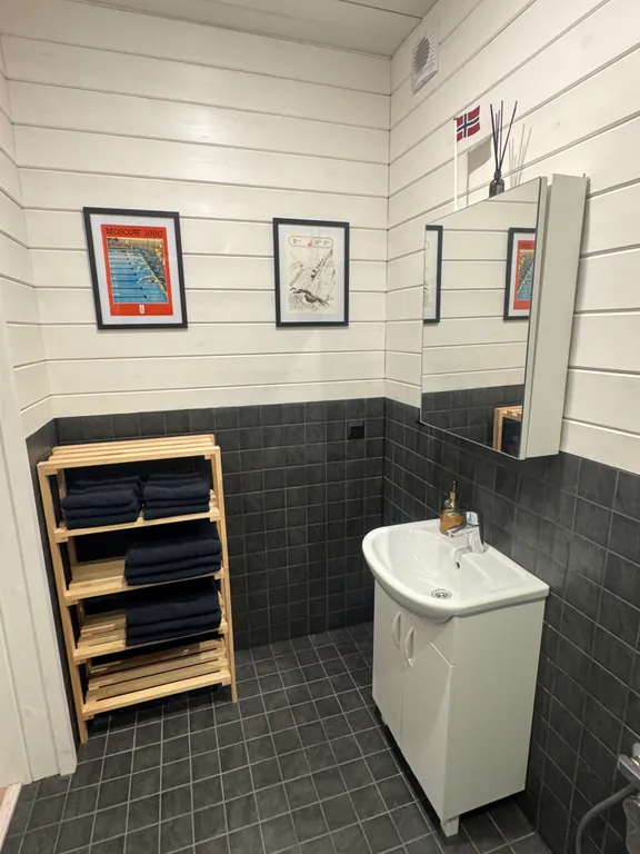 Дом в лесу рядом с озером