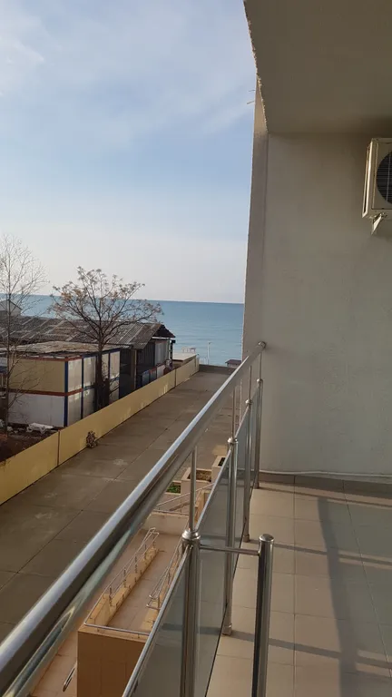 Двухкомнатная квартира на берегу моря