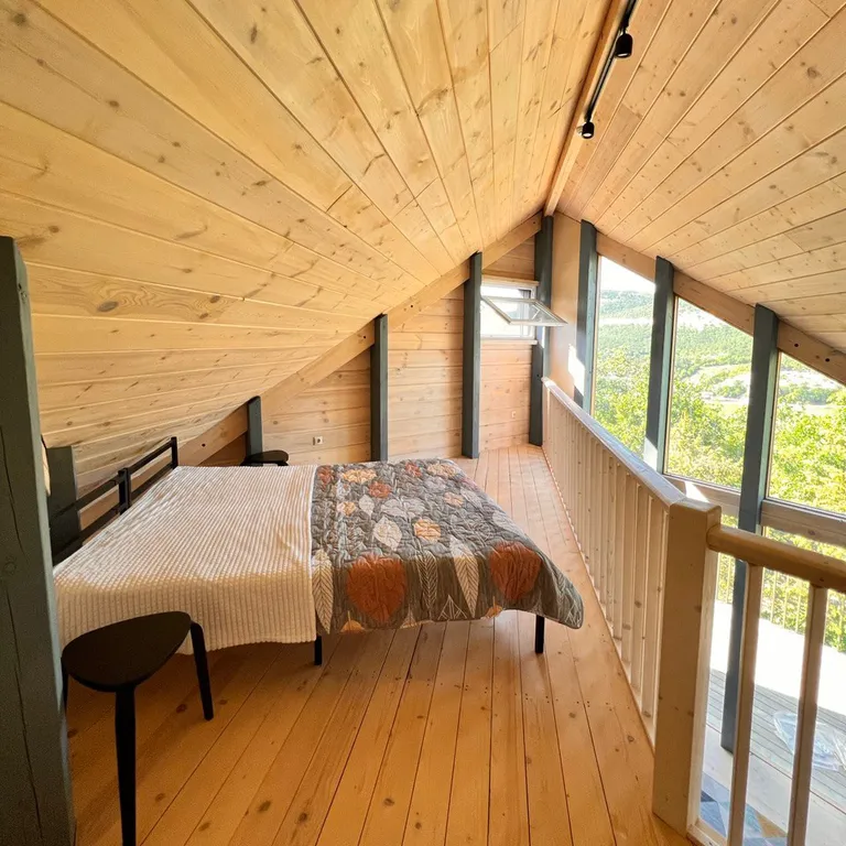 Домик среди деревьев