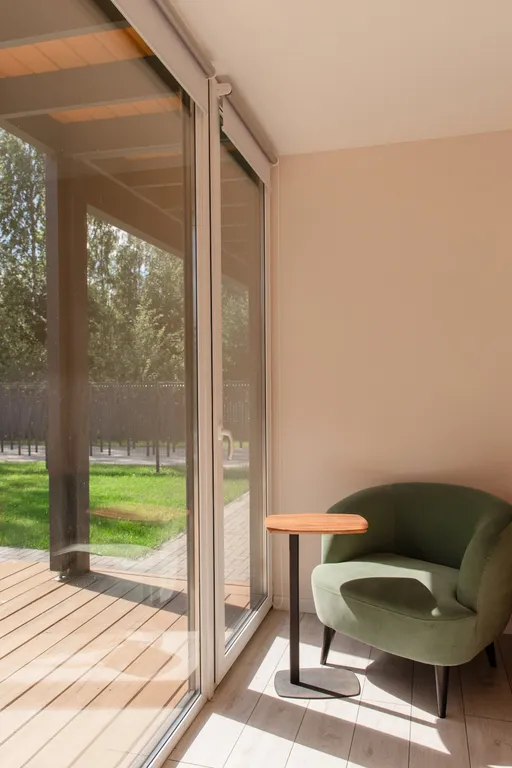 Коттедж Коттедж с панорамными окнами и террасой на крыше — Разметелево