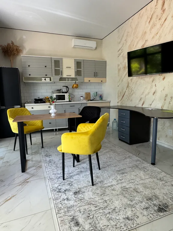 Дом рядом с лесом, с большой кухней и огромной парковой