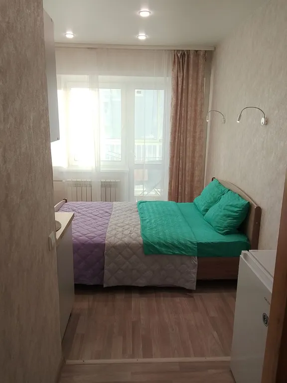 Сдaм квapтиpу-студию пocуточно в мкр. Юбилейный, 117/1.