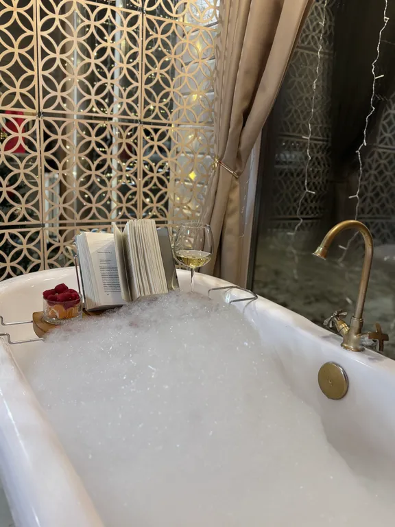 Яркий дом с ванной у панорамного окна