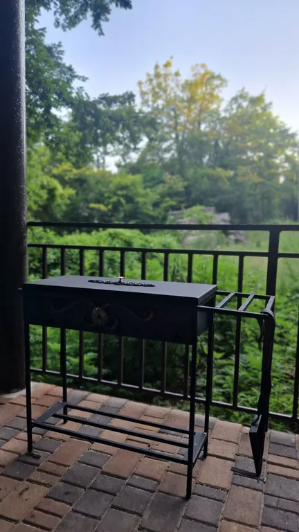 Комната в доме в лесу у моря