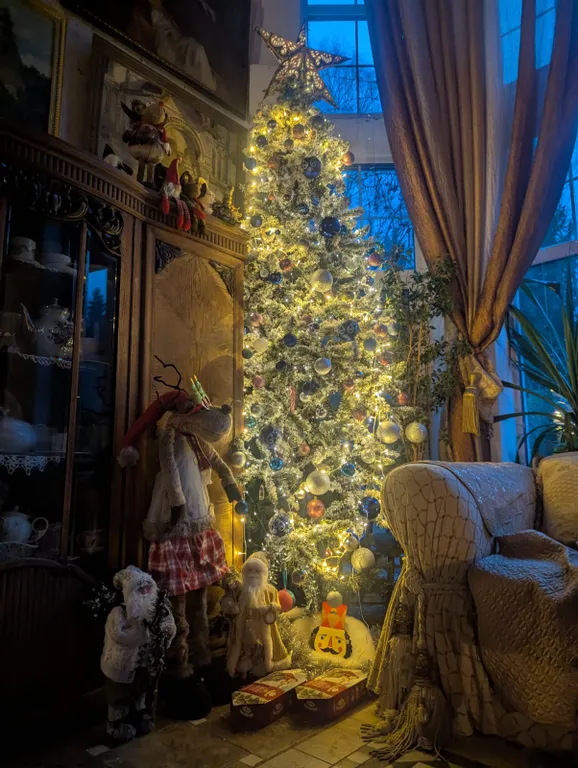 Большой красивый дом с камином в лесу