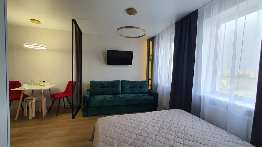 Уютная дизайнерская квартира с прекрасным видом из окна