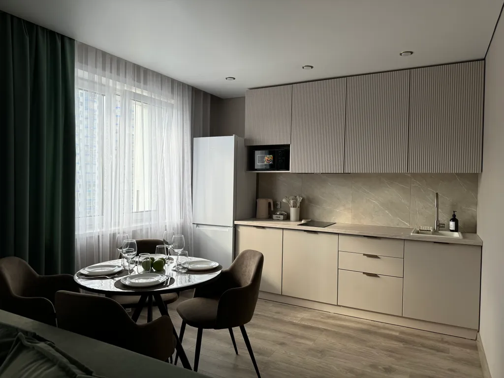 Новая квартира с дизайнерским ремонтом на берегу реки в жк белые росы