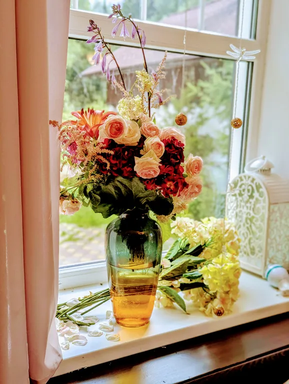 Большой красивый дом с камином в лесу