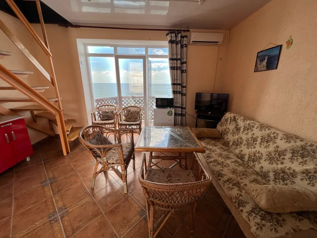 Двухэтажный эллинг на берегу моря