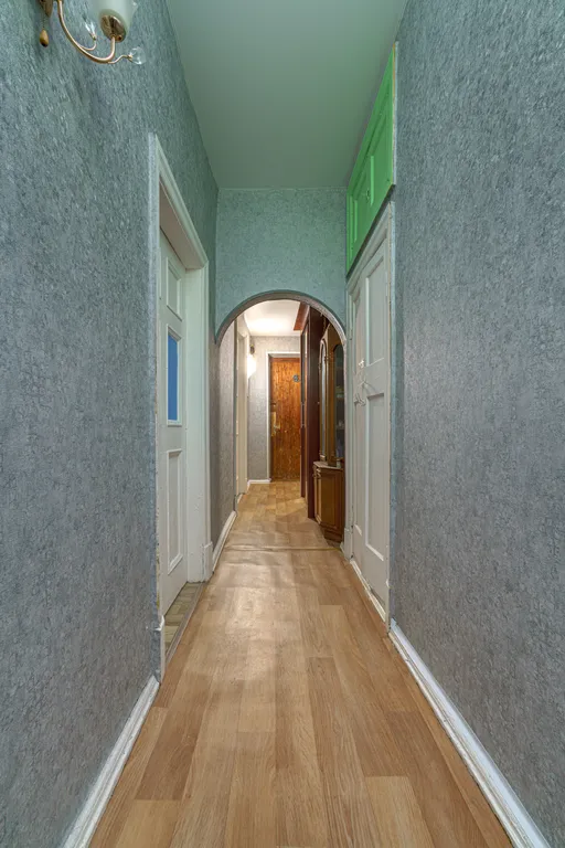 Большая комната с персональным компьютером