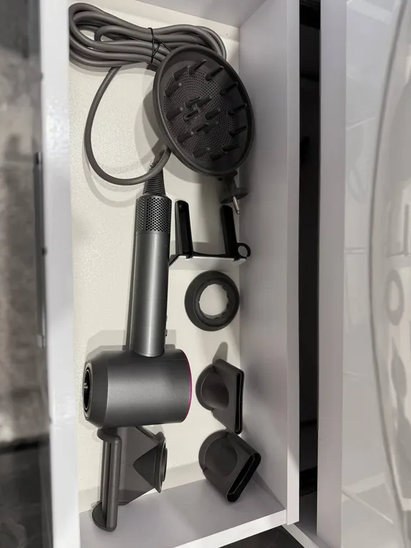 Студия с панорамными окнами и атмосферным видом