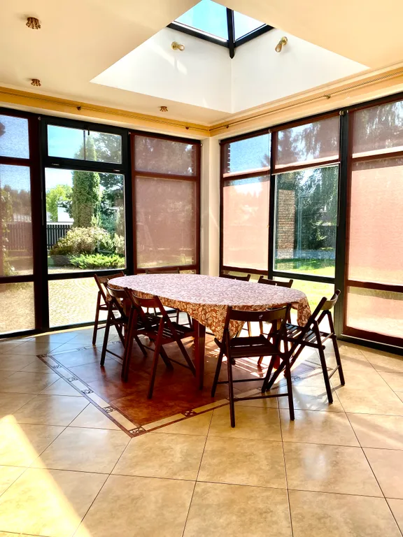 Вилла с круглым бассейном