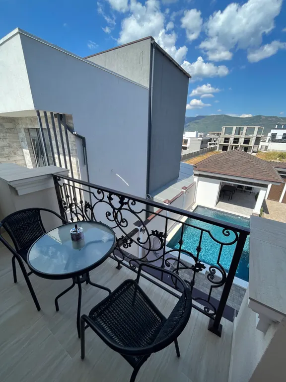 Новый дом с бассейном