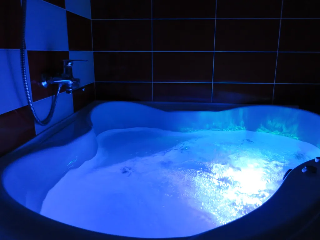 Новая квартира в Центре на Иртышской Набережной 12 с большим джакузи