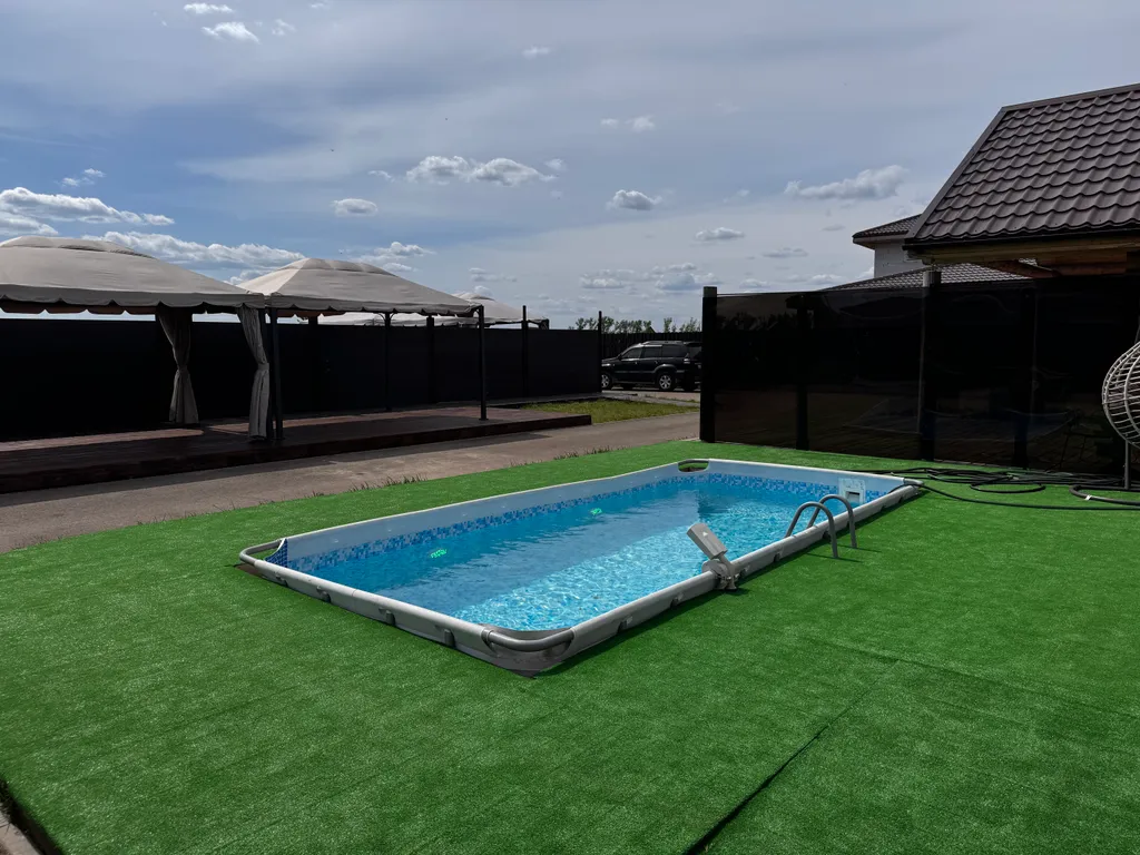 Коттедж с теплым бассейном и баней в 15 минутах от города