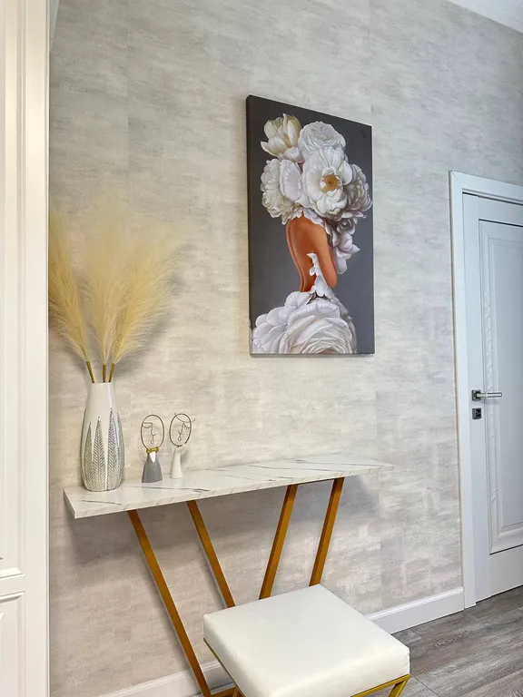 Современный двухэтажный коттедж среди гор