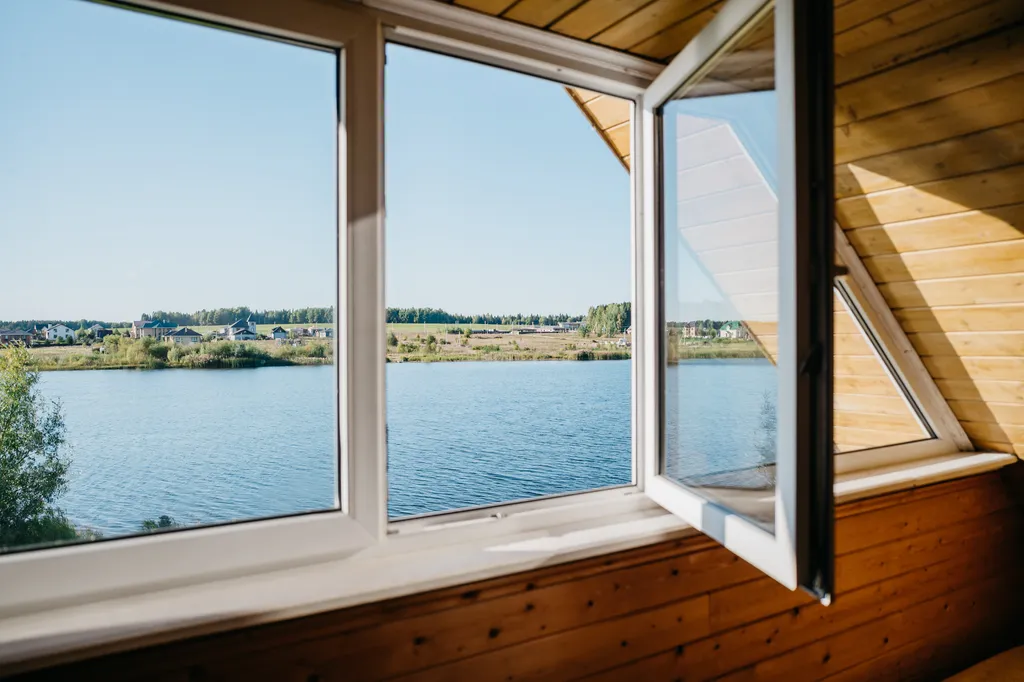 Уютный деревянный домик на берегу пруда с баней