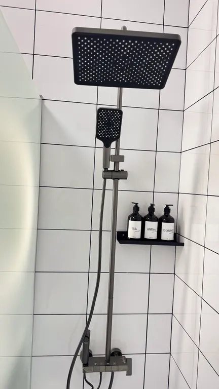 Евродвушка с высокими потолками и большими окнами, 2 кровати