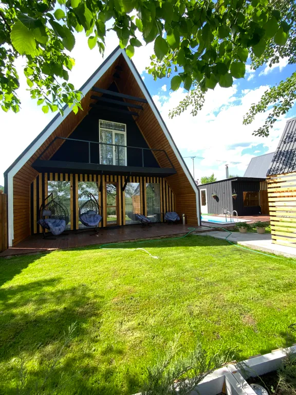 Дом с теплым бассейном на озере