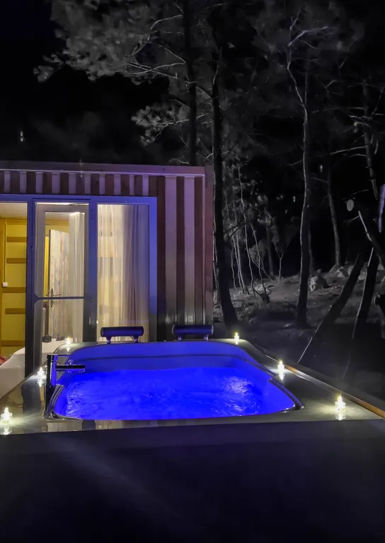 Бунгало в сосновом лесу на берегу Средиземного моря, Турция