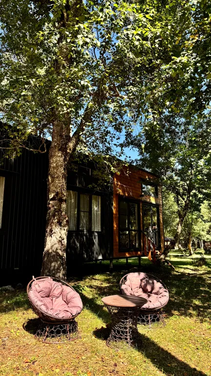 Шале с террасой на берегу реки