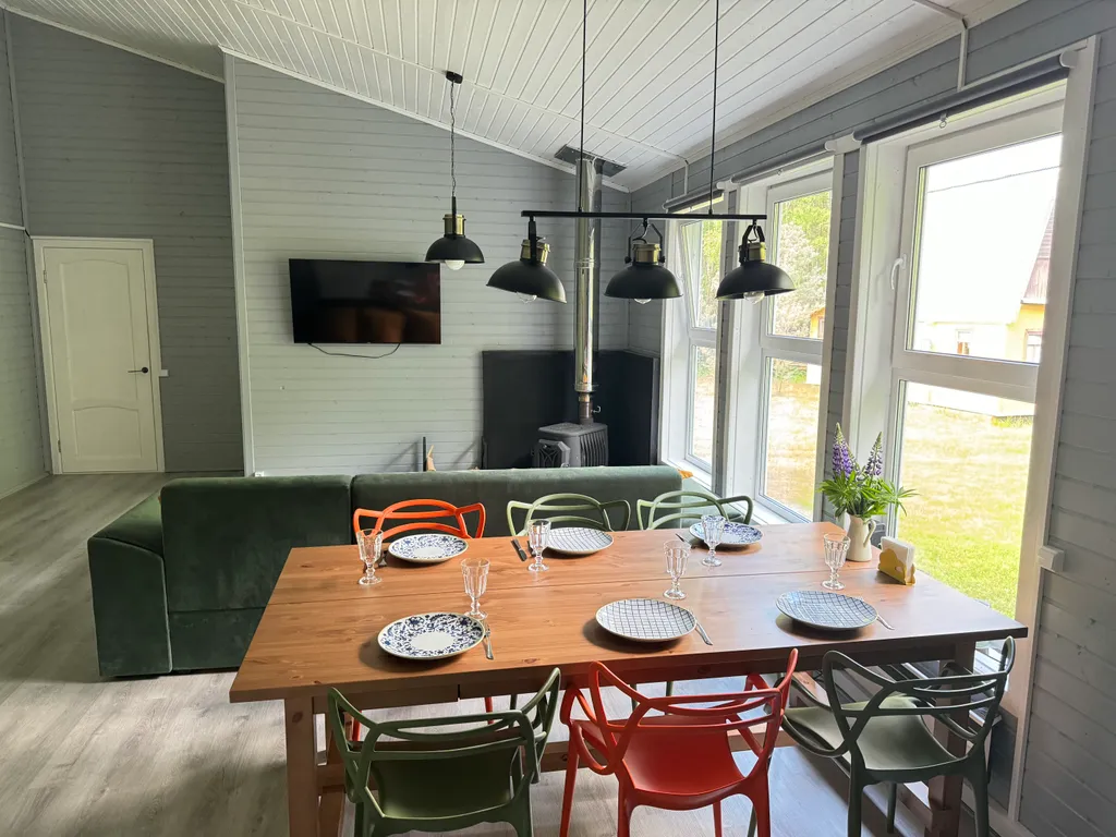 Большой дом среди сосен