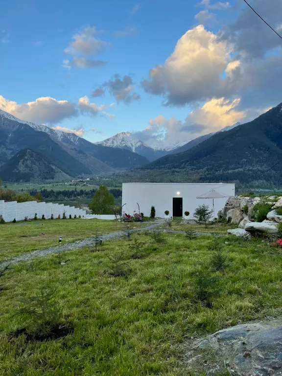 Коттедж Neon с видом на горы, подогреваемым бассейном, баней, чаном