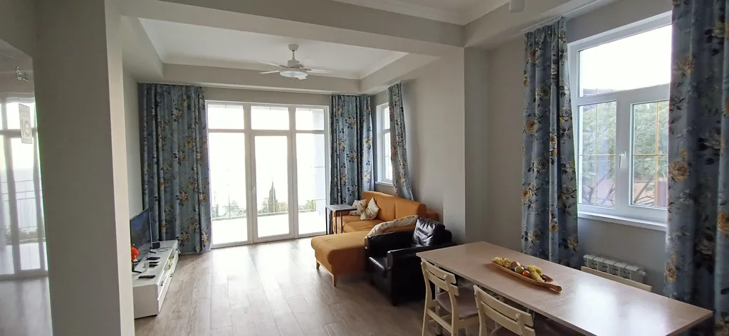 Коттедж с видом на море среди садов