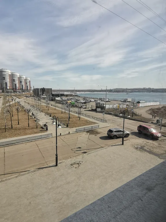 Студия на берегу Ангары с видом на красивый сквер и реку