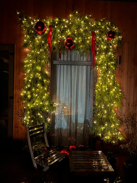 Дом в современном русском стиле в сосновом лесу