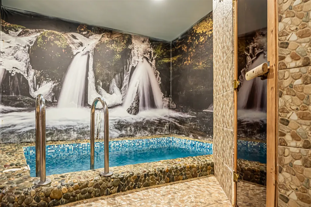 Большой дом с баней, бассейном, мангалом и парковкой