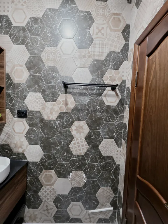 Уютный дом в сосновом лесу, рядом горная речка