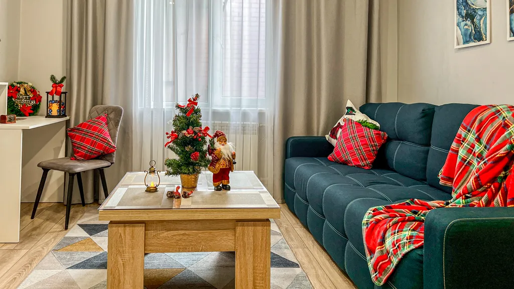 Дом сапфир с бассейном в центре