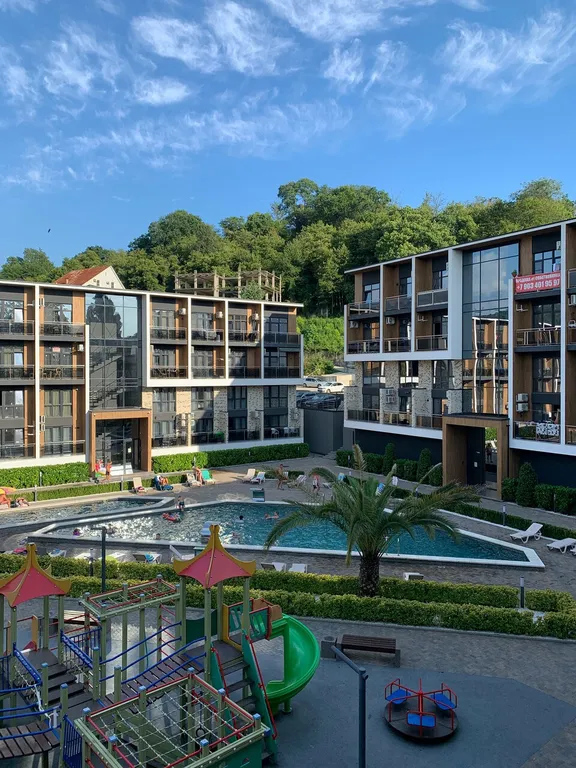 Двухуровневая квартира с бассейном на территории