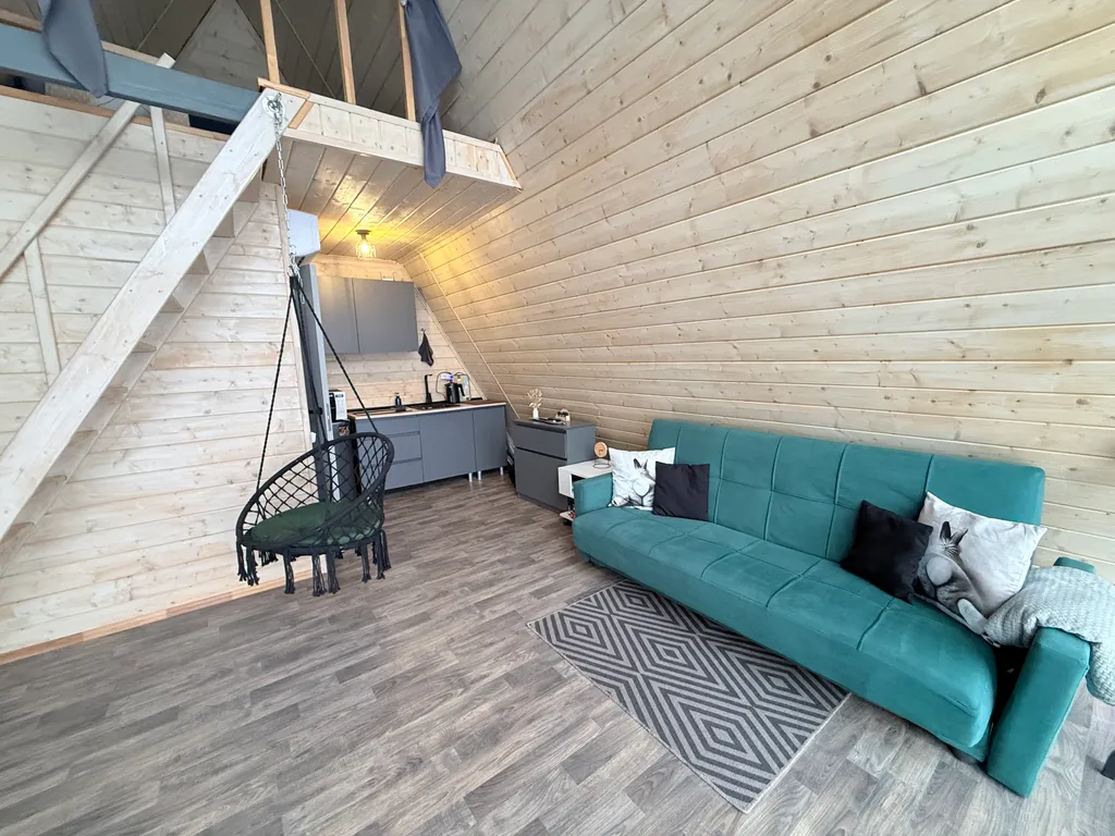 Уютный домик на берегу реки с горячим чаном