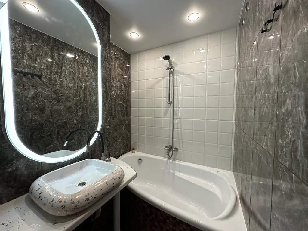 Дизайнерская евродвушка с ванной в тихом районе