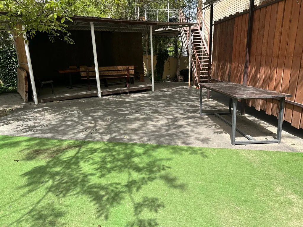 Большой дом с баней, бассейном, мангалом и парковкой