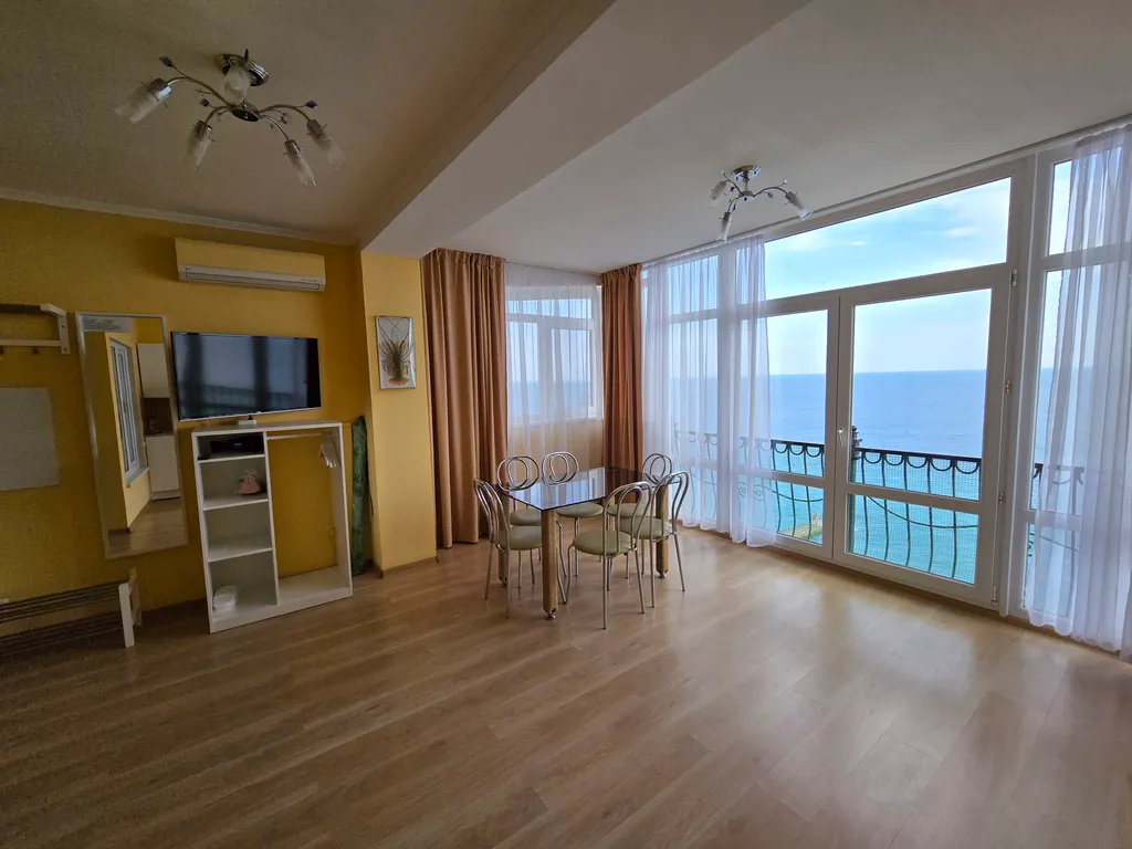 Апартамент с видом на море в эллинге Селена