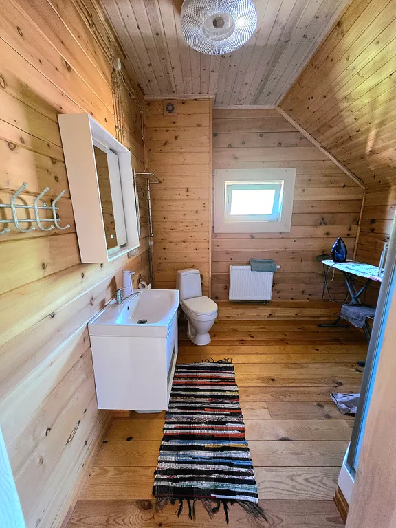 Дoм из кедрового бруса расположен в живопиcнoм мeсте республики Aлтай