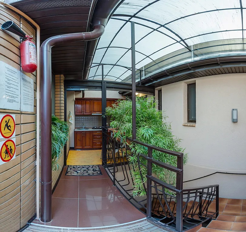 Семейный однокомнатный двухуровневый апартамент с кухней