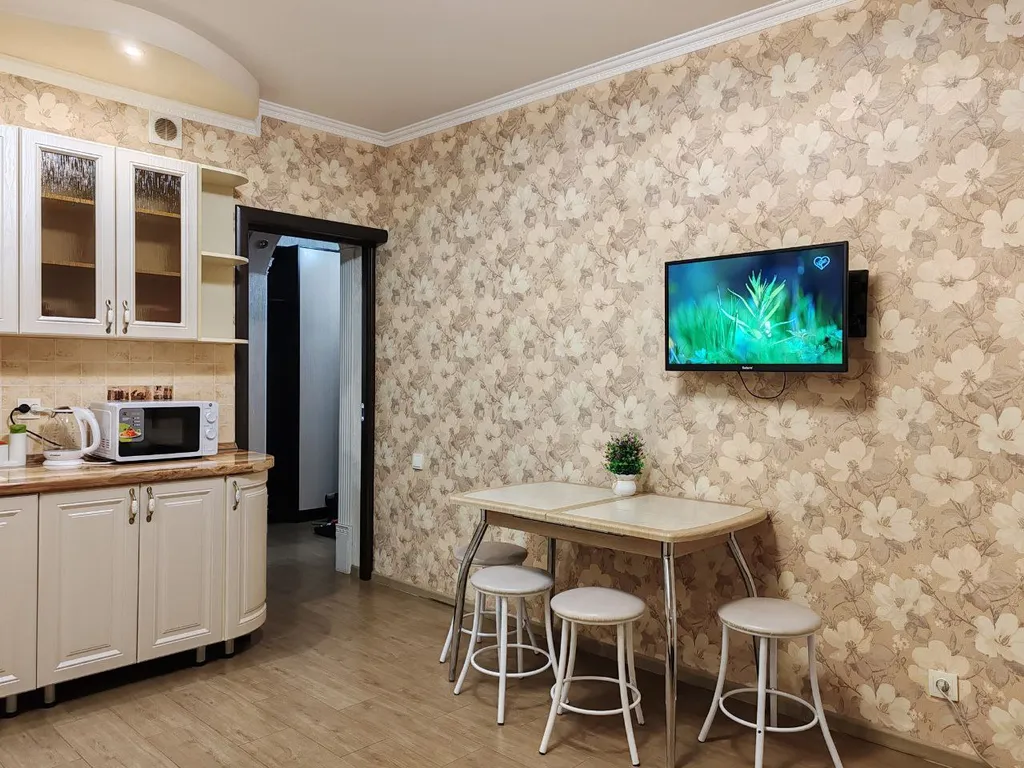 Евротрешка возле ТЦ Кит