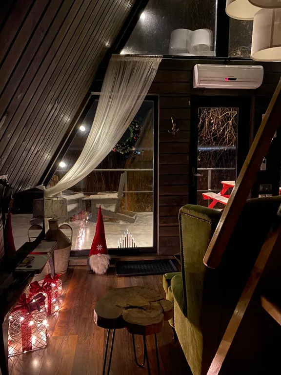 Дом на берегу реки с видом на закат