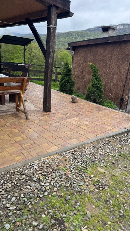 Дом на берегу реки с бассейном и видом