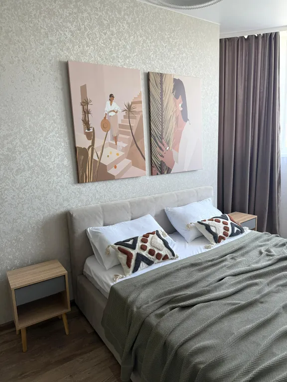 Новая квартира в центре города с видом на город и гору Змейку