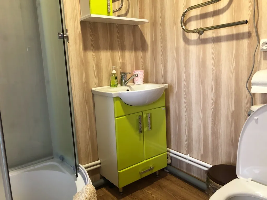 Коттедж Дом у озера с баней, чаном и детской площадкой с батутом. — Ланино