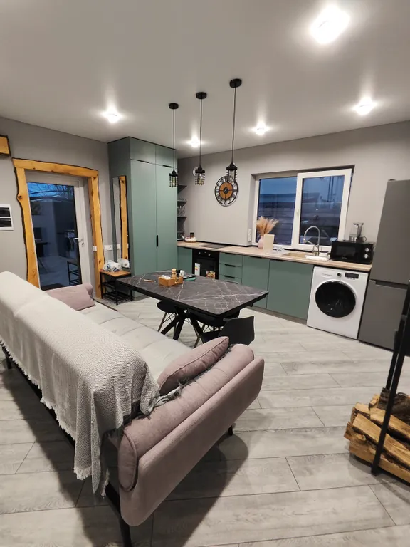 Уютный дом с баней из липы и уличным бассейном