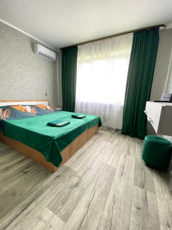 Просторная изумрудная квартирка