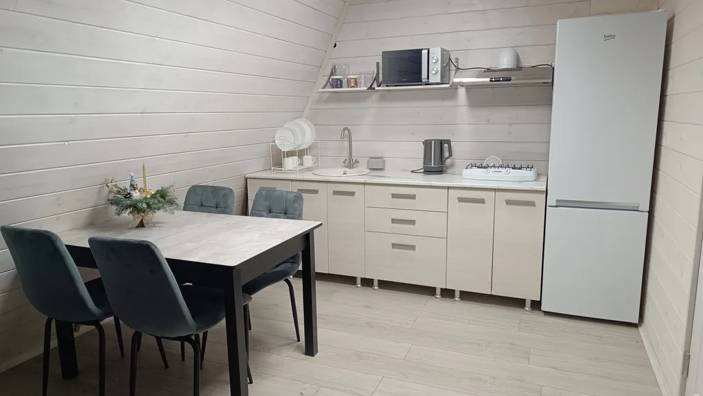 Атмосферный дом у леса с видом на горы